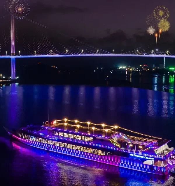 Tàu Paradise Delight Dinner with Fireworks watching